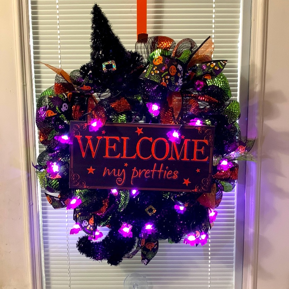 NEW HANDMADE HALLOWEEN WELCOME MY PRETTIES WITCH WREATH WITH LIGHTS